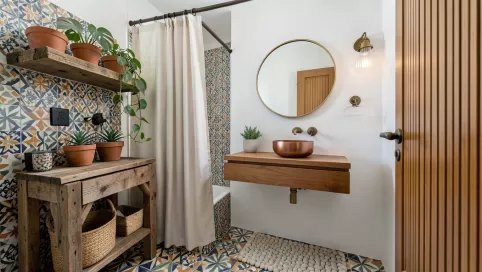 łazienka patchwork i drewno