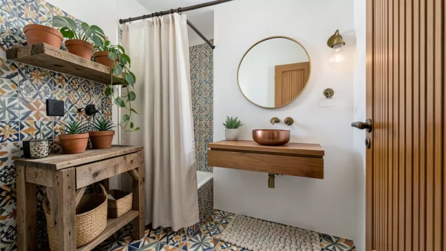 łazienka patchwork i drewno