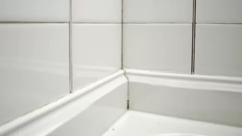 Jakie listwy przypodłogowe do łazienki