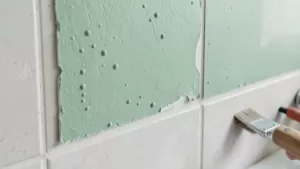 Klejenie płyt gipsowych na ścianę w łazienkach