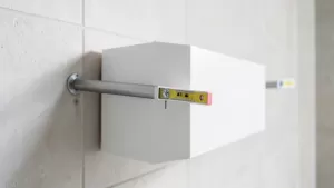 Montaż szafki łazienkowej wiszącej na listwie