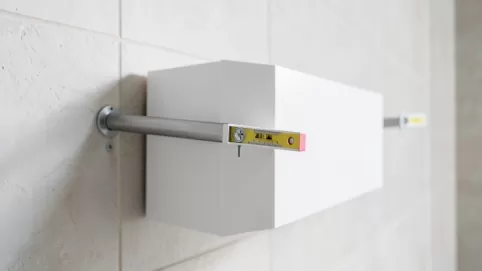 Montaż szafki łazienkowej wiszącej na listwie