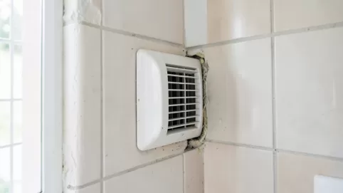 Wentylacja łazienki przez ścianę zewnętrzną